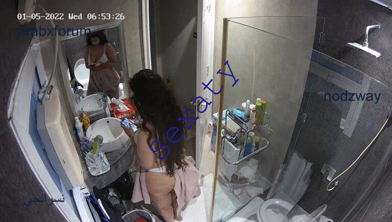 زوجة خليجية عليها جسم مربرب بلباس داخلي سكسي في الحمام 1