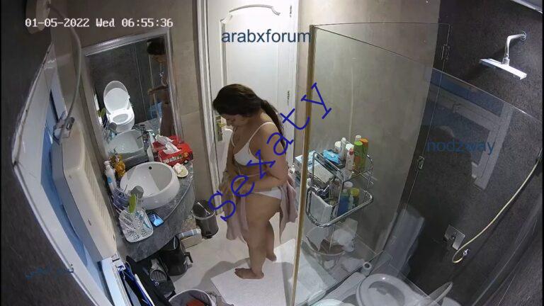 زوجة خليجية عليها جسم مربرب بلباس داخلي سكسي في الحمام 2