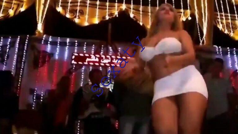 رقاصات مصريات بملابسهن العارية يمتعن الحضور برقصهن الساخن في حفل شعبي