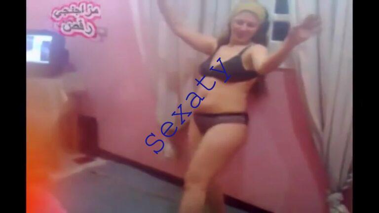 لبوة مصرية جذابة ترقص عارية في بيتها