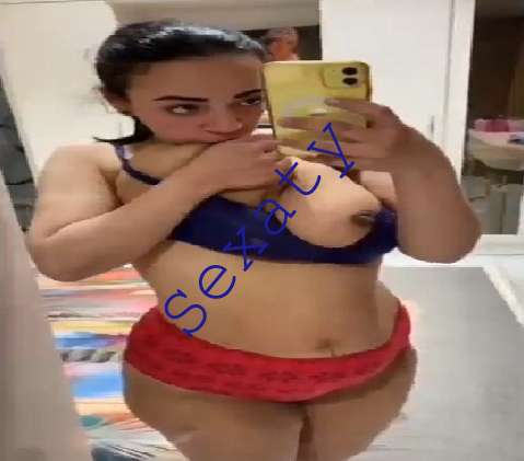 مزة بجسم فاجر و بزازها جبارة كبيرة و طرية تتصور سليفى و هى بتفعص و ترصع فيهم عشان عيون حبيبها