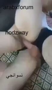 ديوث عراقي يصور مراته اللبوة مع ابن الجيران وهو ينيكها في فيديو ساخن 4