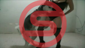 فتاة جذابة تتعرض للإغتصاب من طرف كلبها الهيجان