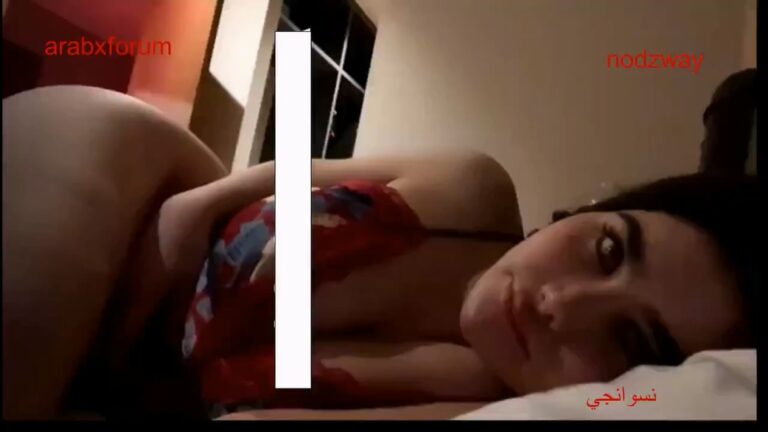 الشرموطة السورية أنجي خوري وهي تعرض جسمها الجذاب في بث مباشر 1