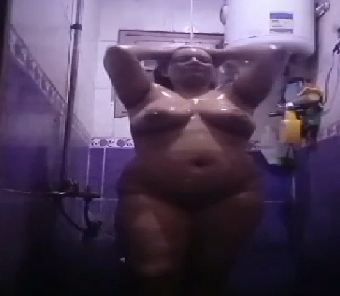 جديد حتة مصرية بلدى بتستحمى ملط تحت الدش و تدعك فى جسمها و تمتعنا و العيال بره بتلعب