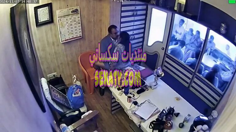 فضيحة خيانة الزوجات الهنديات مع المنجم في مكتبه 2