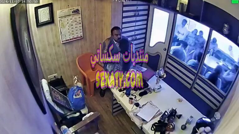 فضيحة خيانة الزوجات الهنديات مع المنجم في مكتبه 3