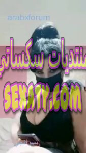 قواد مصري يعرض مراته القحبة في بث مباشر على التانجو 3